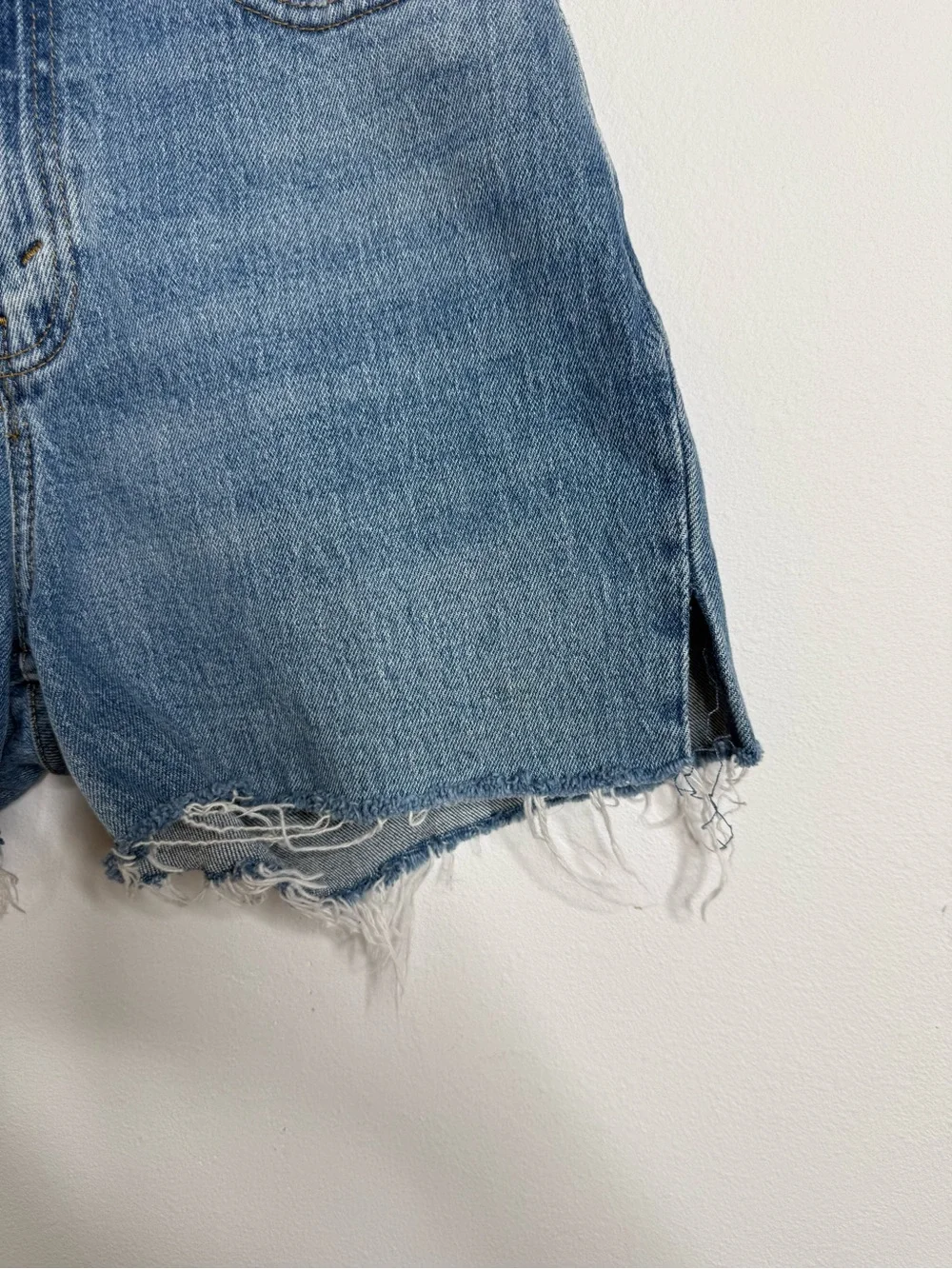Abercrombie & Fitch CURVE LOVE Ultra High Rise 90s Straight Cut Off Shorts 25S